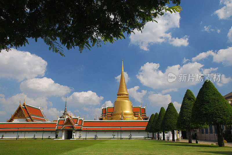 蓝色的天空衬托着Wat Phra Keow景观